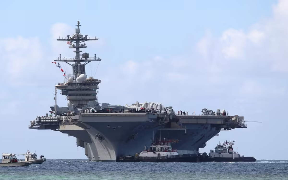 Thủy thủ tàu sân bay USS Abraham Lincoln rơi xuống biển, được cứu trong vòng một giờ