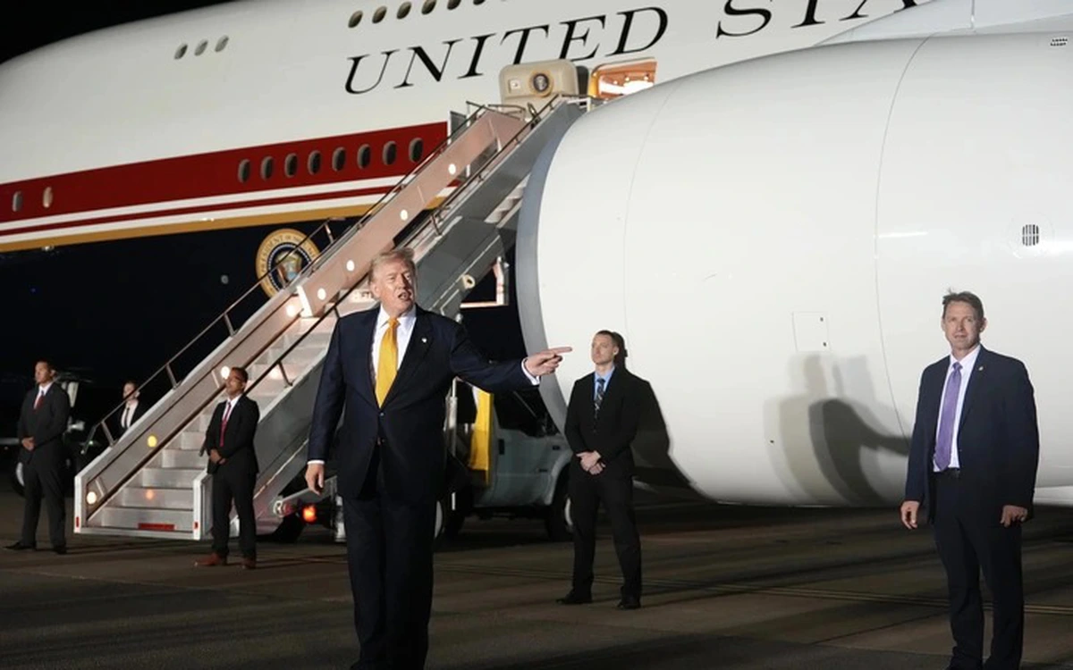 Nghi Iran âm mưu ám sát, mật vụ Mỹ bí mật đổi máy bay cho ông Trump