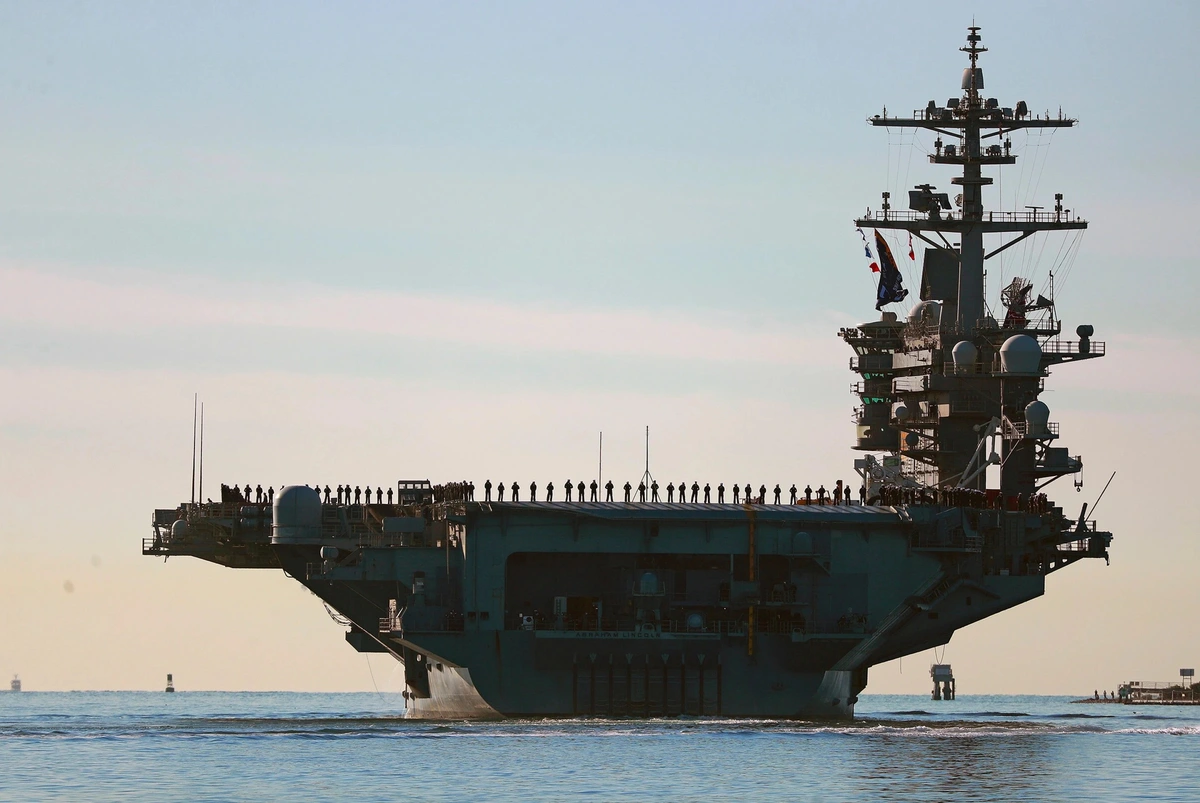 Tàu sân bay USS Abraham Lincoln 'sống' thế nào suốt 9 tháng không cập cảng?