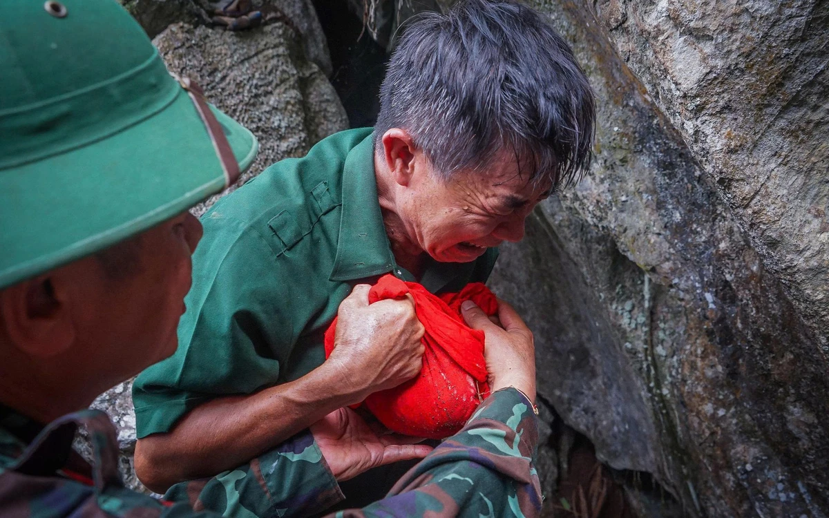 Người cựu binh bật khóc lật đá tìm một trung đội nằm lại bên ụ súng ở 'Lò vôi thế kỷ'