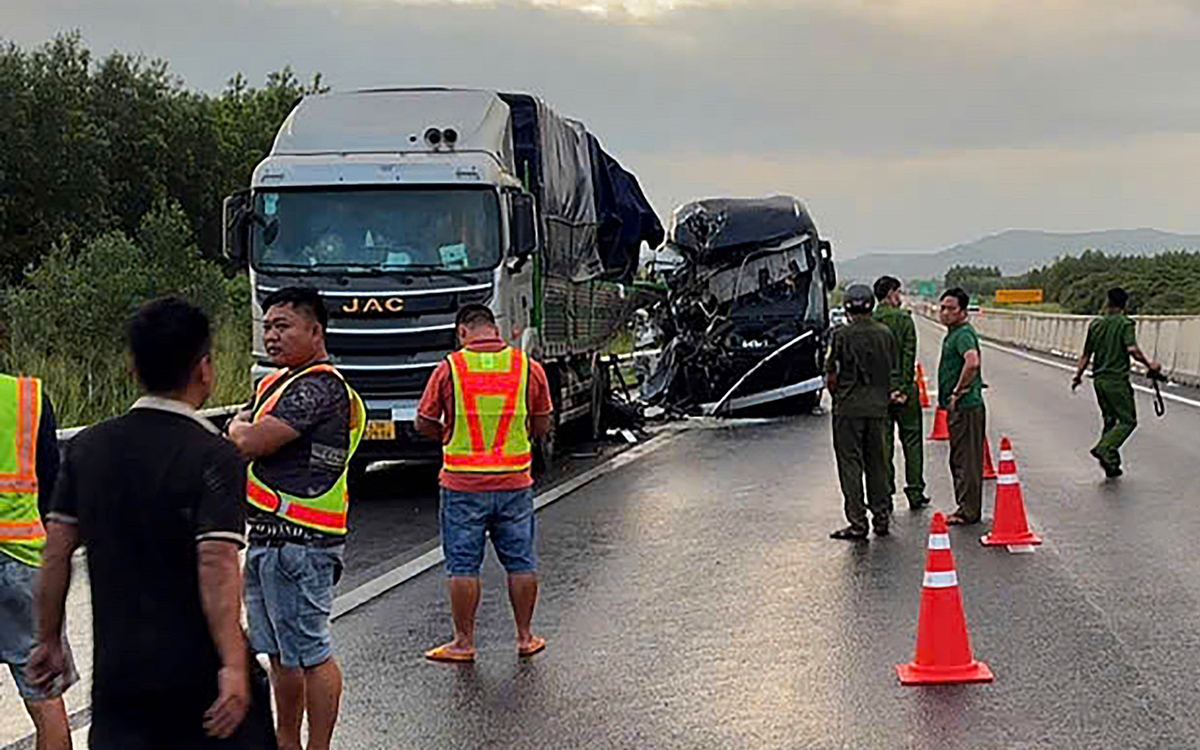 Xe khách tông xe tải trên cao tốc Phan Thiết - Dầu Giây, 1 người nước ngoài tử vong