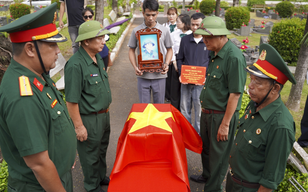 Sau 48 năm hi sinh, hài cốt liệt sĩ Đặng Doãn Ngọ được phủ Quốc kỳ, trở về quê nhà trên tàu Thống Nhất