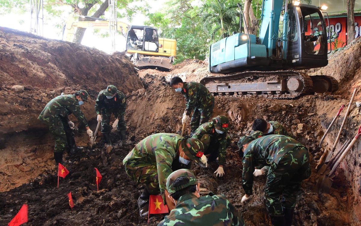 Phát hiện 24 bộ hài cốt liệt sĩ tại vị trí vừa di dời bia tưởng niệm trong công viên Lê Thị Riêng