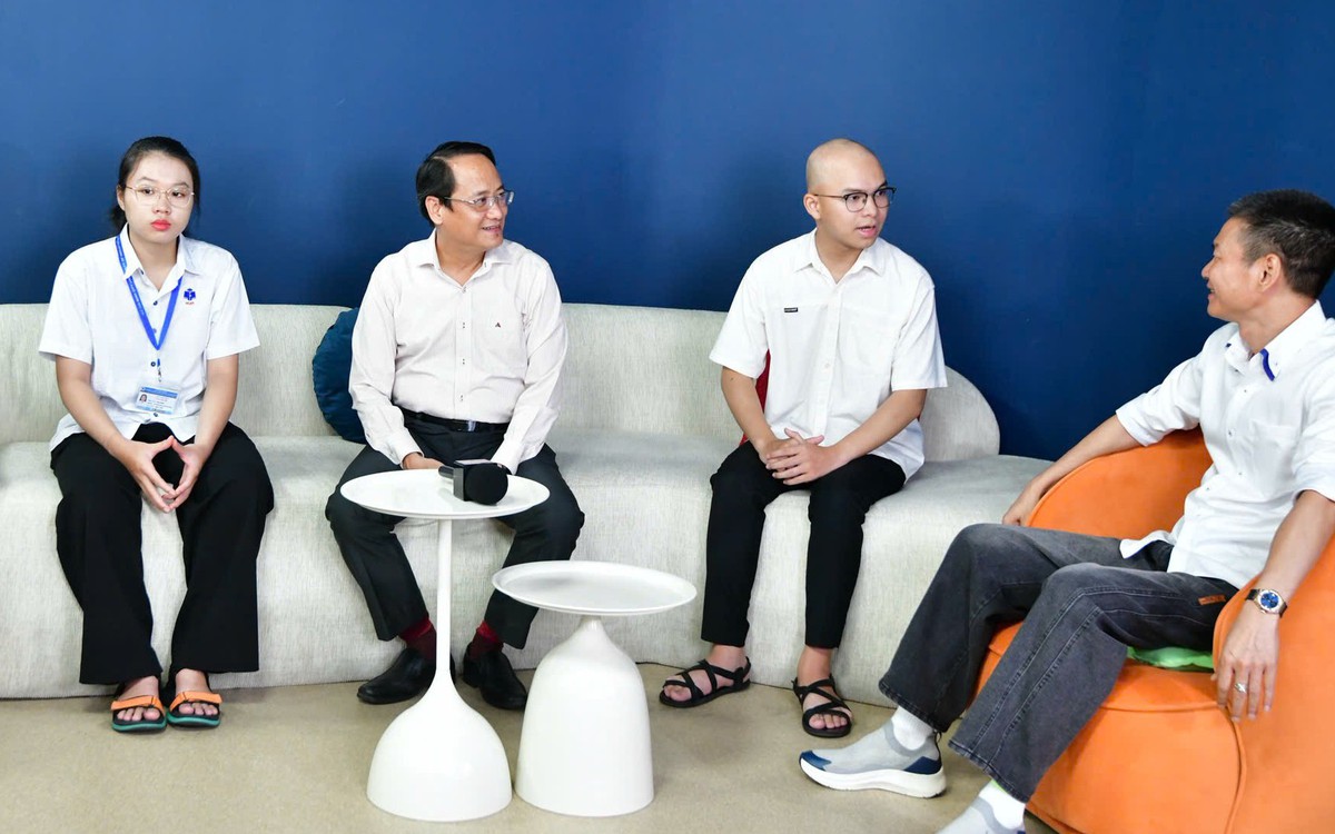 Đang livestream Talkshow góp vạn tấm lòng tiếp sức đến trường cho tân sinh viên khó khăn