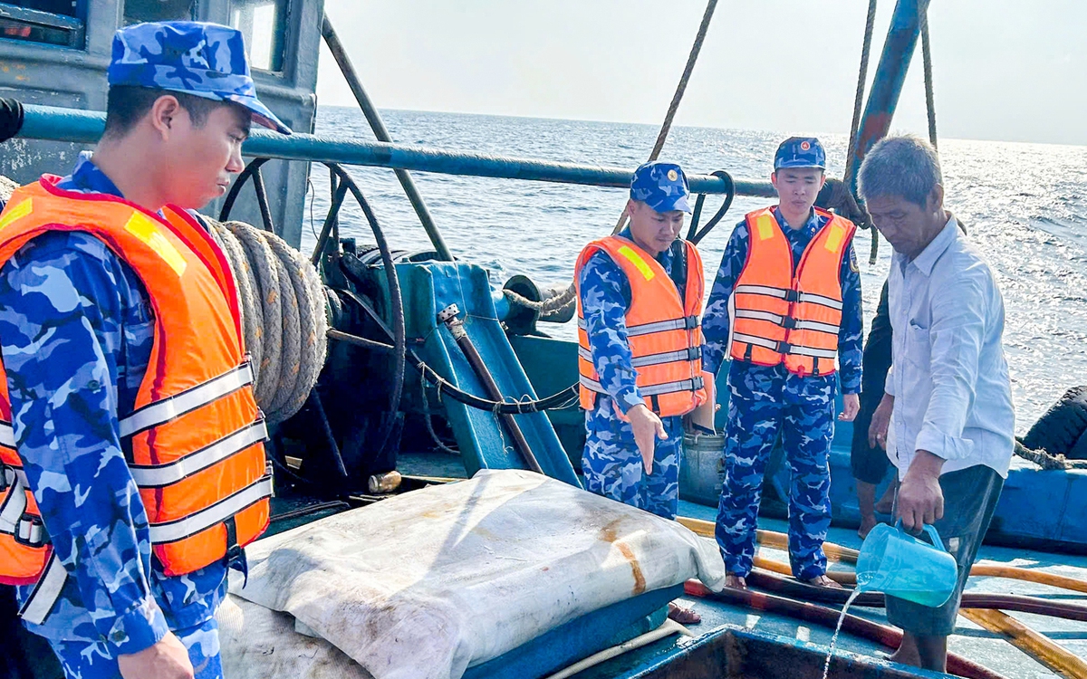 Cảnh sát biển 4 bắt giữ tàu vận chuyển trái phép 130.000 lít dầu DO ở vùng biển Cà Mau