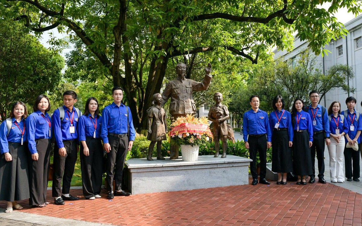 100 giáo viên, sinh viên Việt Nam thăm Khu học xá Trung ương tại Nam Ninh, Trung Quốc