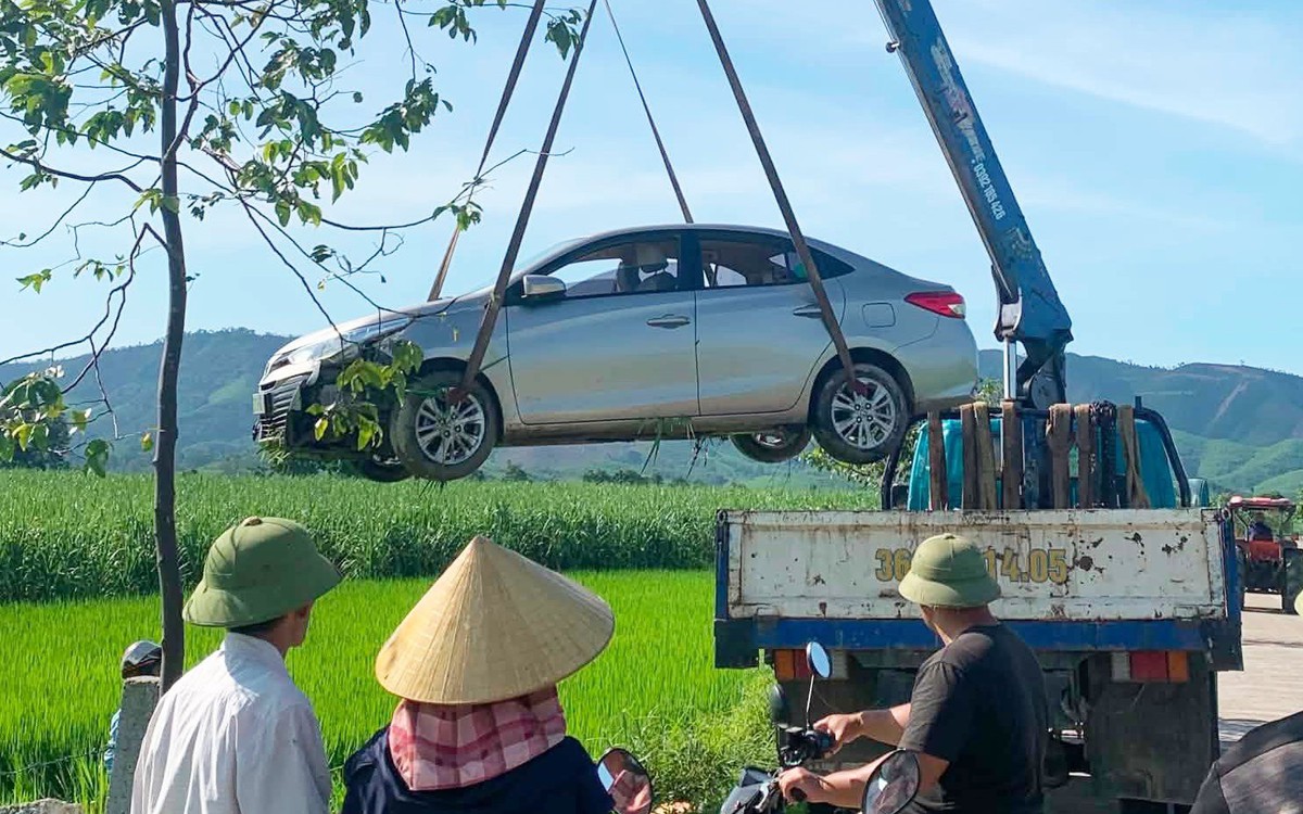 Tài xế xe dịch vụ nghi đột quỵ tử vong, xe lao xuống ruộng