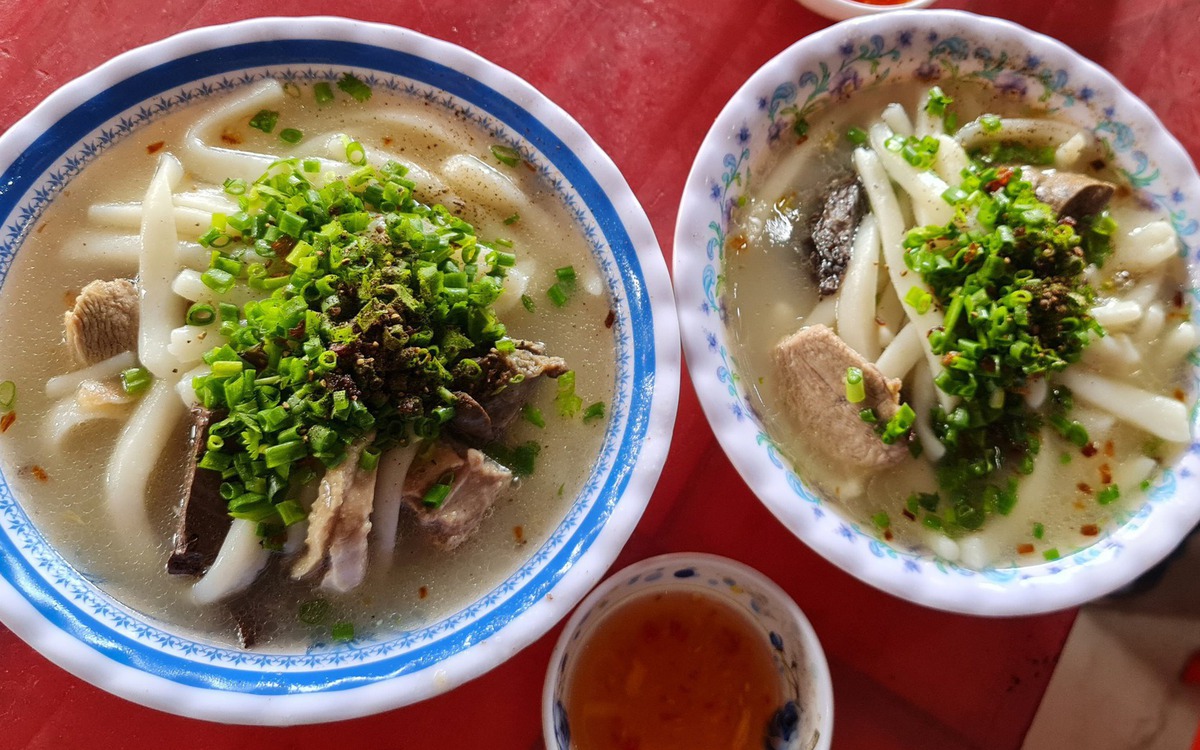 Mê tô bánh canh bột xắt vịt xiêm thủ công và hào hiệp ở Cai Lậy
