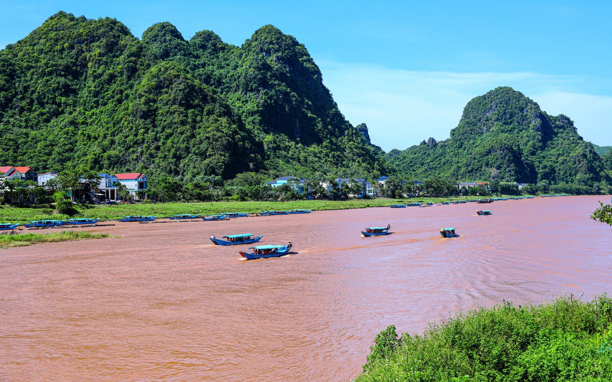Về Phong Nha ngắm sông Son đỏ ngầu, nghe truyền thuyết mối tình gắn liền với tên sông