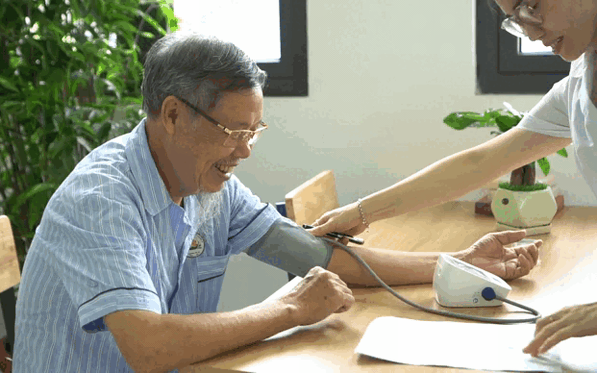 ‘Trường mẫu giáo’ cho người già: Sáng đến trung tâm, chiều về với con cháu