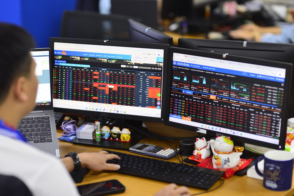 Chứng khoán 18/8: VN-Index giằng co, rủi ro điều chỉnh sâu hơn