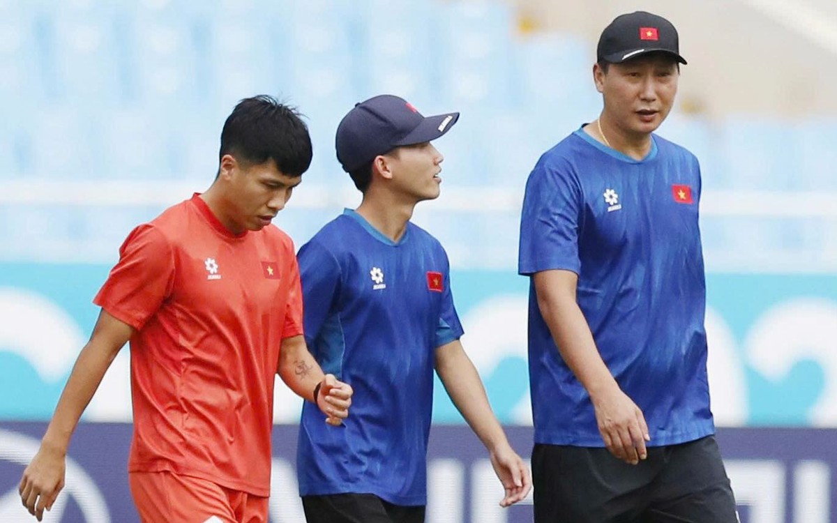 Văn Vĩ chấn thương, HLV Kim Sang Sik ân cần hỏi han học trò trước trận Việt Nam - Malaysia