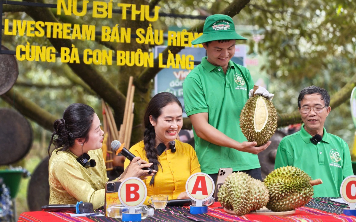 'Thủ phủ sầu riêng' rước voi về làm lễ cầu no đủ, livestream bán hàng sang Trung Quốc