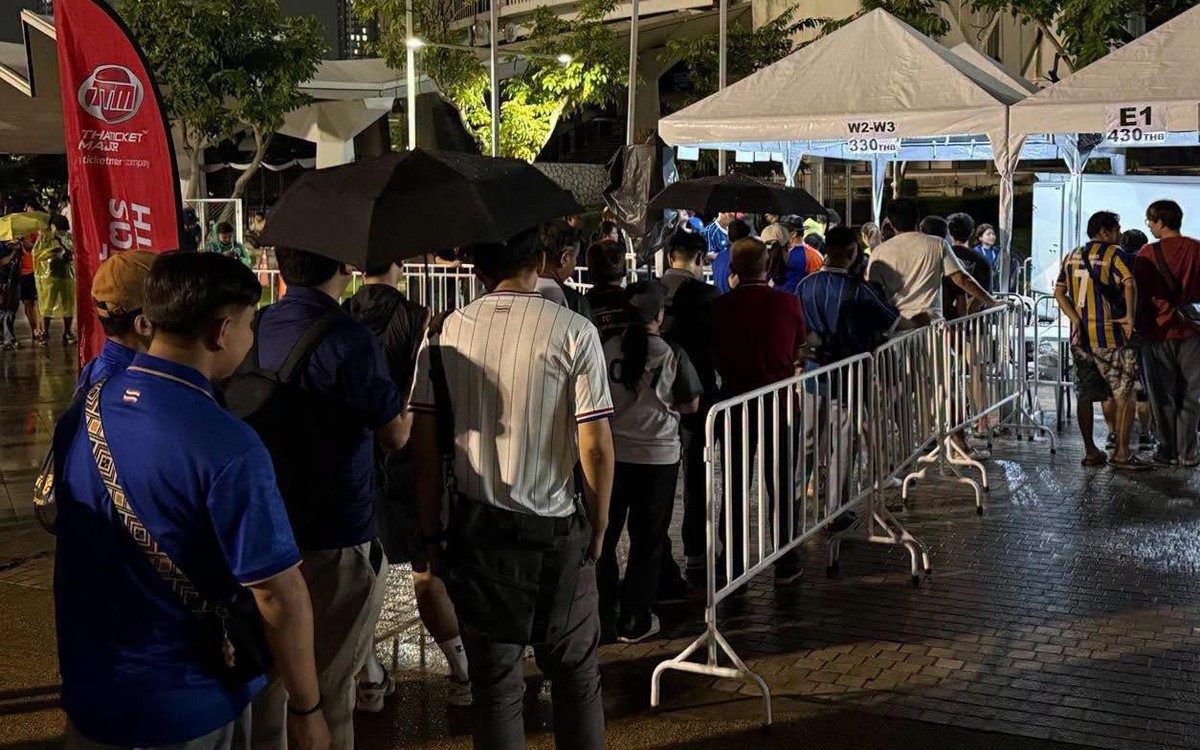 Fan Thái Lan xếp hàng trong đêm mua vé chung kết, chờ đấu tuyển Việt Nam