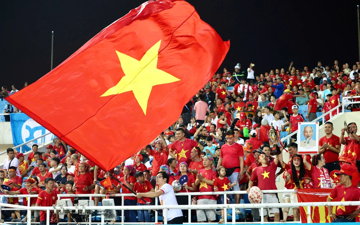 Người hâm mộ đội mưa đến sân Mỹ Đình cổ vũ tuyển Việt Nam đấu Malaysia