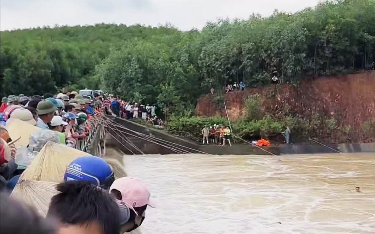Chính quyền xã huy động dân tìm người đàn ông đi bắt cá bị nước cuốn
