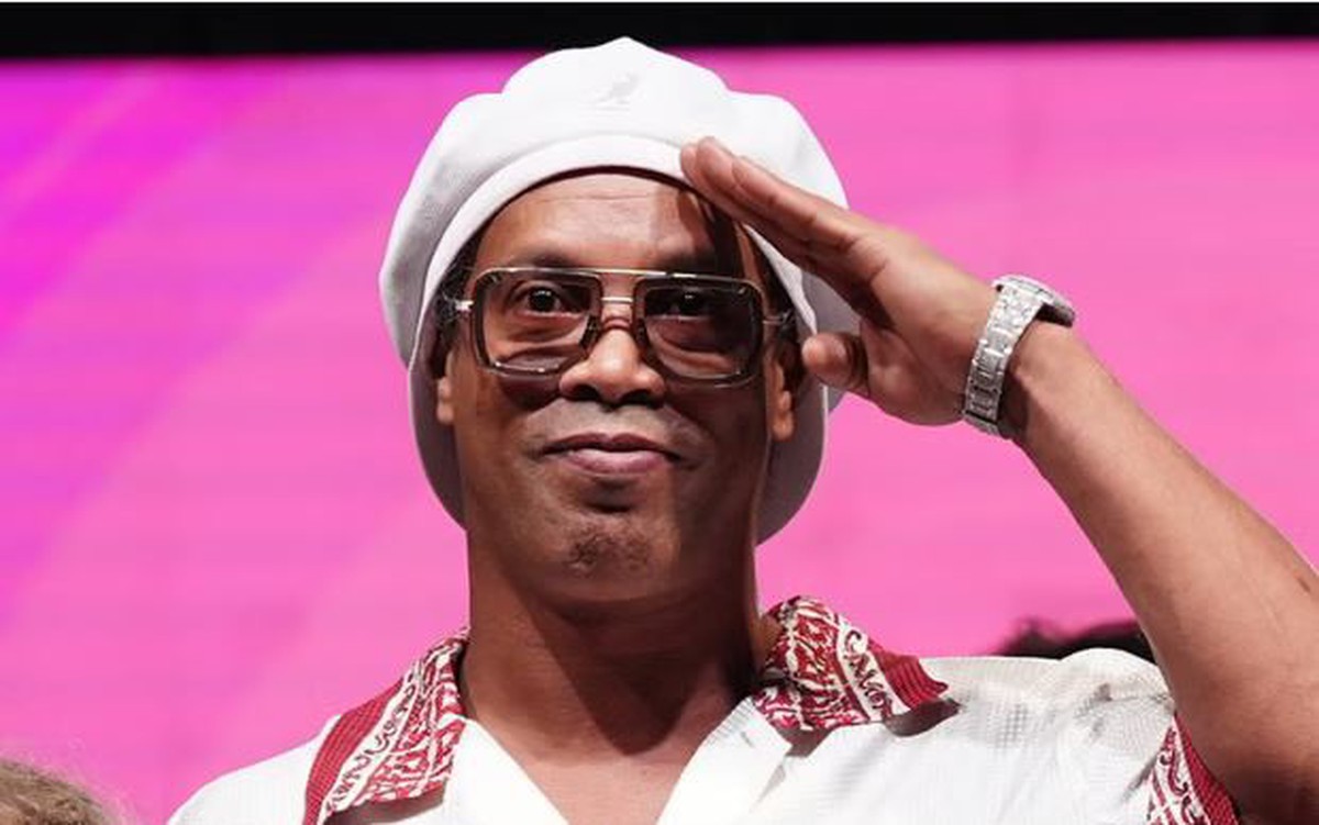Ronaldinho gây sốc khi ra mắt CLB Ravenna, đặt mục tiêu ghi 'bàn thắng thứ 300'