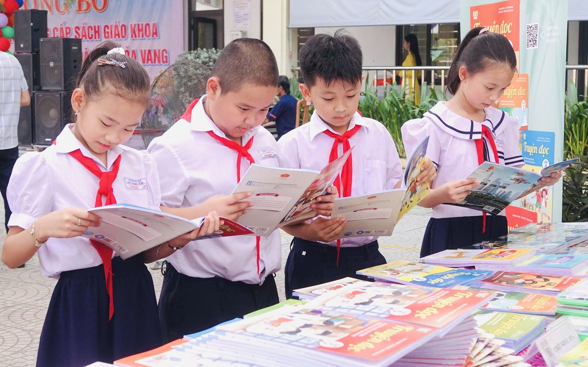 Phụ huynh tìm 7 nhà sách vẫn chưa mua đủ bộ sách giáo khoa cho con