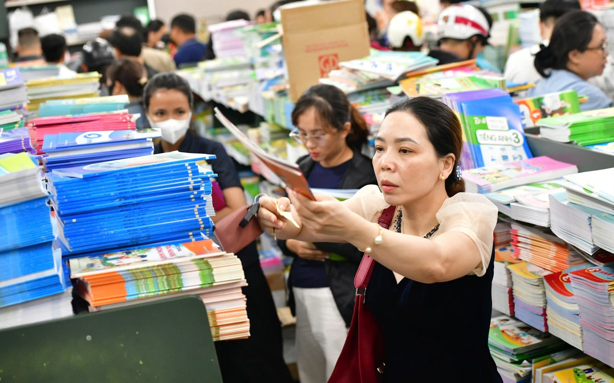 Phụ huynh TP.HCM muốn mua, mượn sách giáo khoa cho con: Làm thế nào?