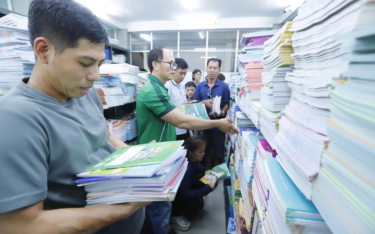 Sách giáo khoa vẫn chưa 'hạ nhiệt', phụ huynh rồng rắn xếp hàng chờ mua