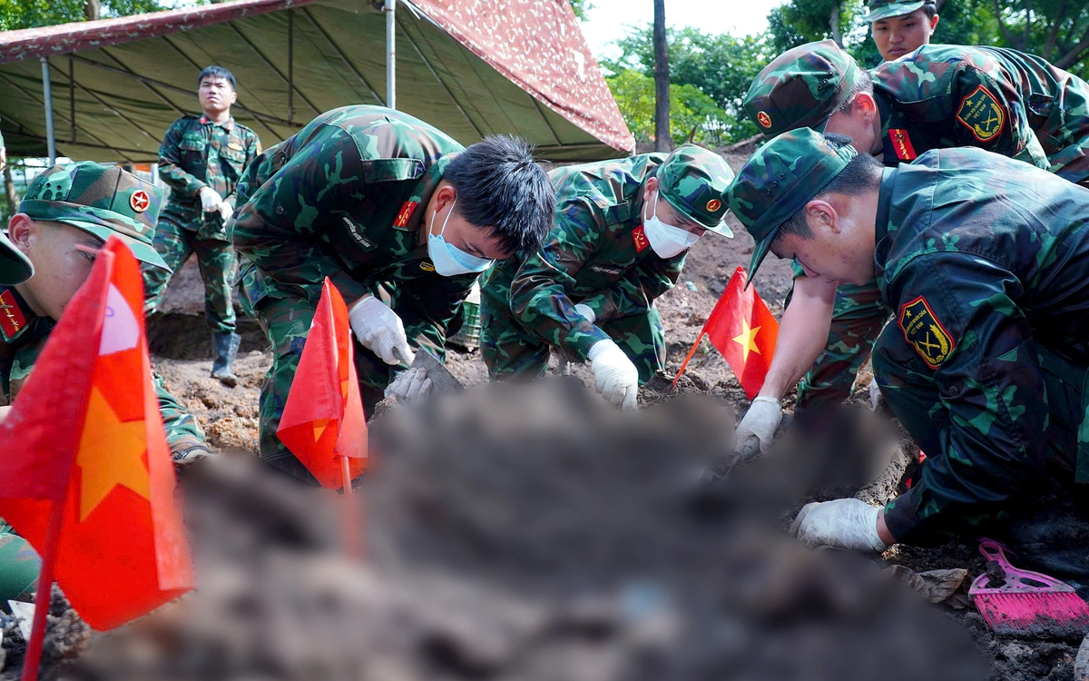 Tiếp tục tìm thấy 24 bộ hài cốt, 11 bộ di vật ở công viên Lê Thị Riêng, có thêm khăn quàng cổ