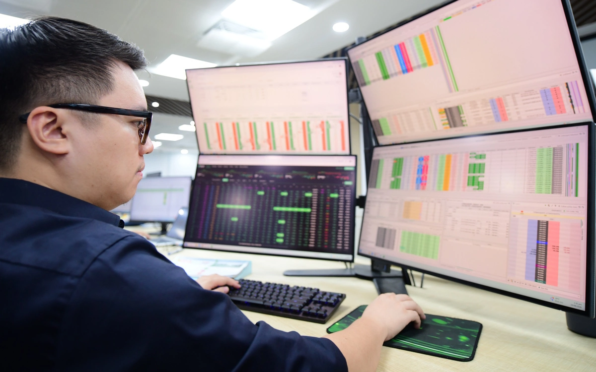 Chứng khoán 21/8: VN-Index hồi phục, dòng tiền yếu