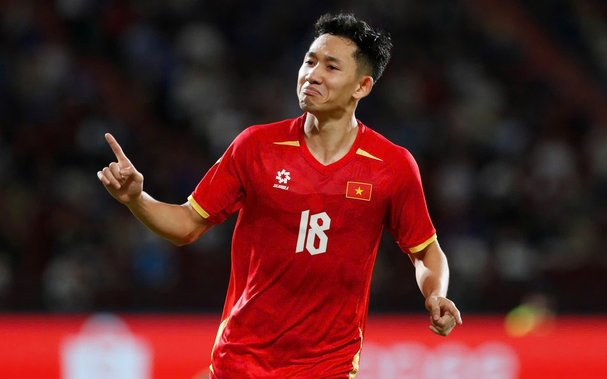 Cựu tuyển thủ Tuấn Phong: HLV Kim Sang Sik thay người quá hay
