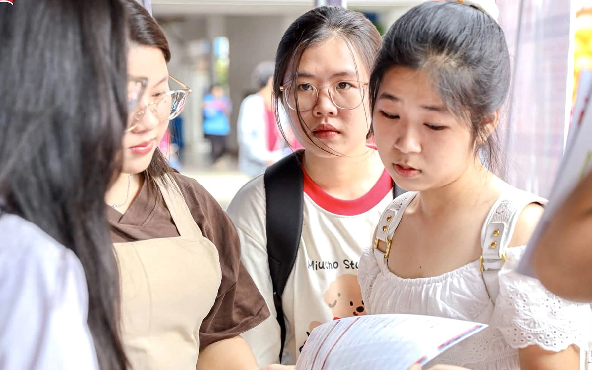 Trường ĐH Ngân hàng TP.HCM nói phạt học phí quá hạn để ‘răn đe’, trường khác không thu