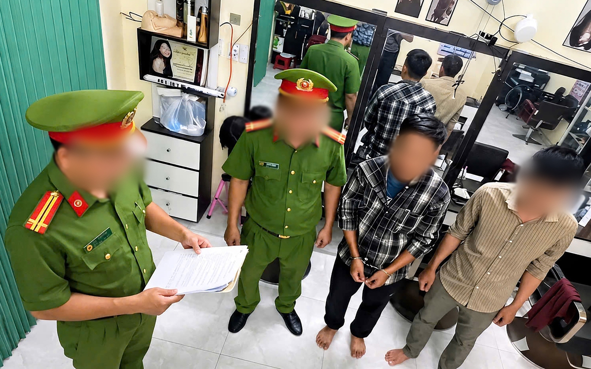 Tạm giữ 4 người lấy còng số 8 bắt người rồi ép viết giấy nợ