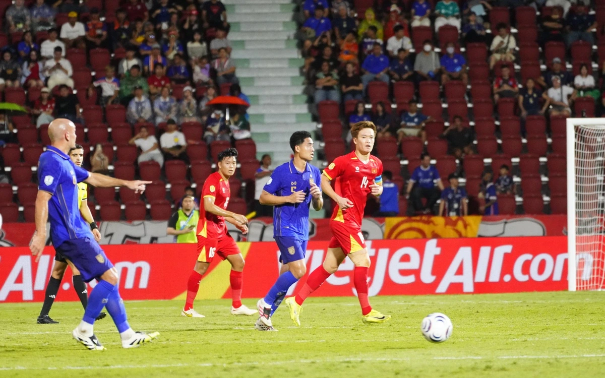Thắng Thái Lan lượt đi chung kết ASEAN Cup, cờ Việt Nam rực đỏ Bangkok