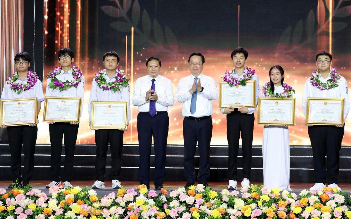Nghệ An dành hơn 3 tỉ đồng khen học sinh giỏi, có em nhận hơn 200 triệu