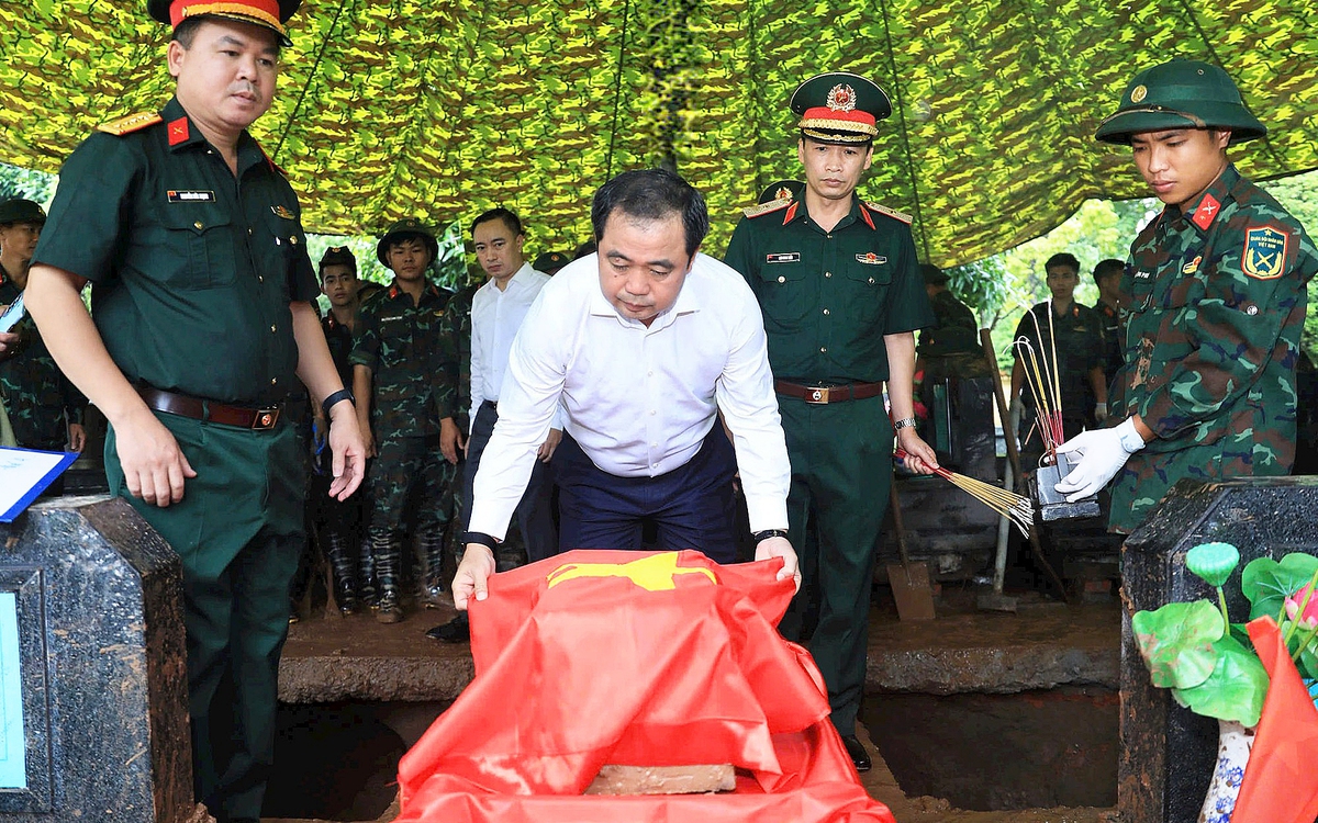 Bí thư Hà Nội đến Nghĩa trang Mai Dịch động viên lực lượng tìm kiếm hài cốt liệt sĩ