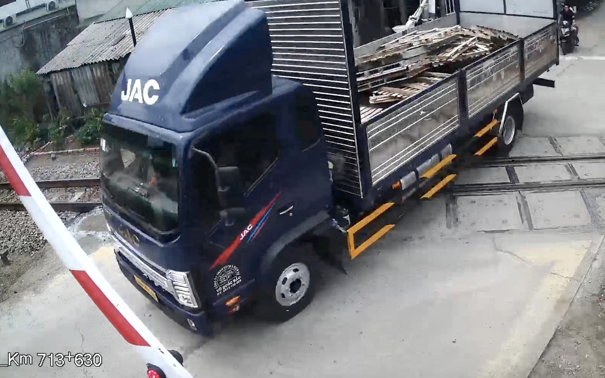 Vượt đèn đỏ tông gãy thanh chắn đường sắt, tài xế xe tải bị phạt 41,5 triệu đồng