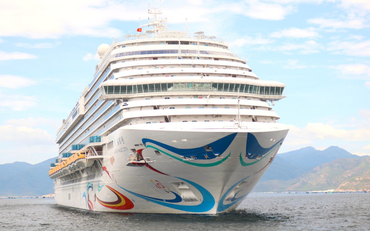 Tàu Adora Magic City quốc tịch Panama đưa 4.000 du khách quốc tế đến Nha Trang