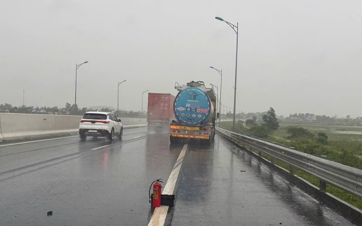 Dừng xe trên cao tốc trời mưa, chỉ đặt bình chữa cháy cách xe 18m, tài xế bị phạt 13 triệu