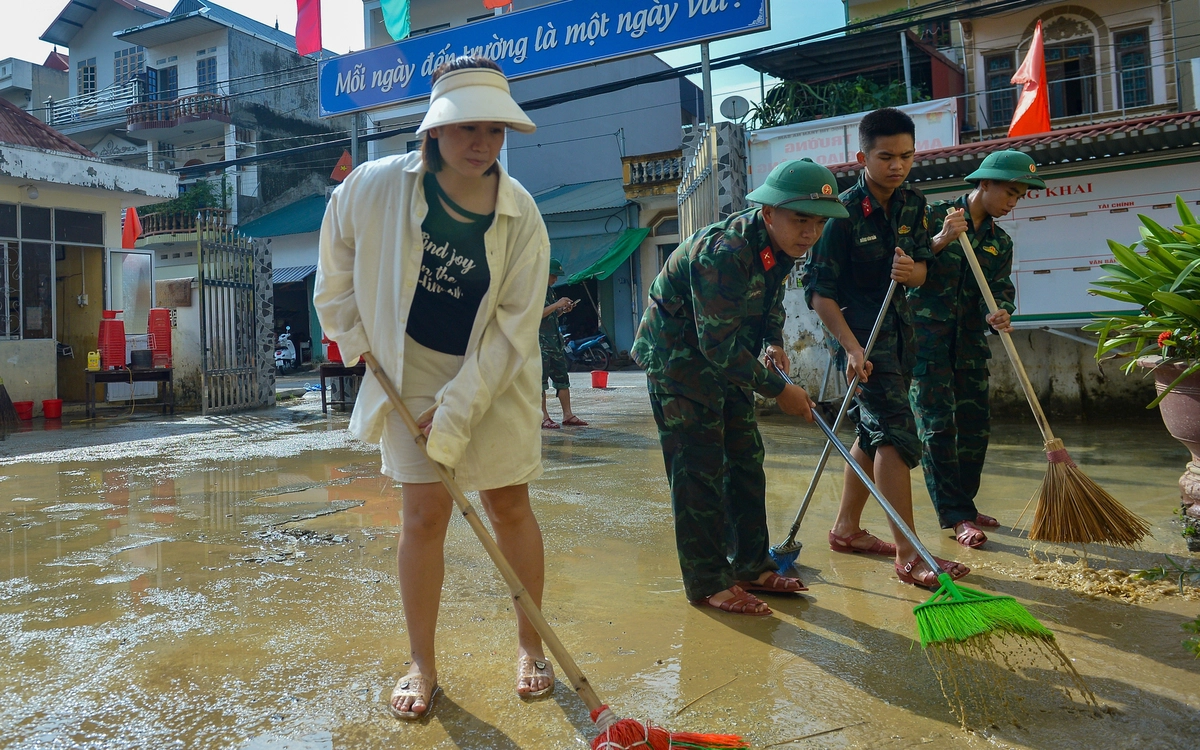 Trường ngập do mưa lũ, thầy cô và phụ huynh tất bật dọn dẹp bùn đất đón học sinh khai giảng