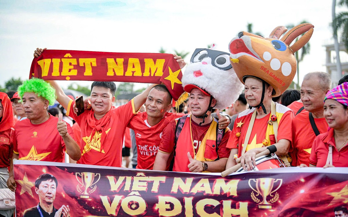 CĐV mở hội trước sân Mỹ Đình chờ Việt Nam đấu Thái Lan