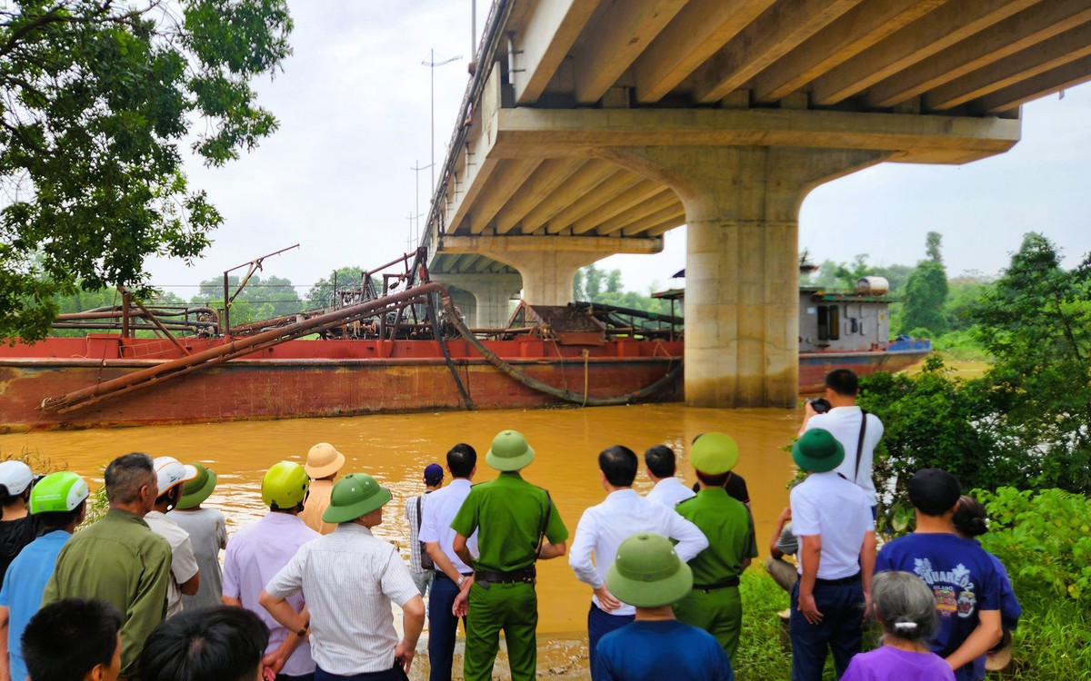 'Giải cứu' 2 tàu hút cát mắc kẹt vào trụ cầu sông Tào