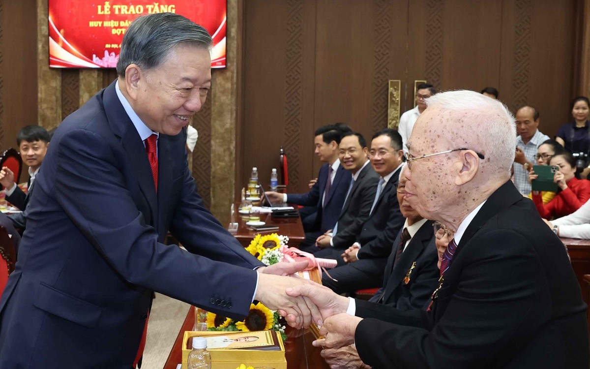 Tổng Bí thư, Chủ tịch nước Tô Lâm trao Huy hiệu Đảng tặng các đảng viên lão thành Hà Nội