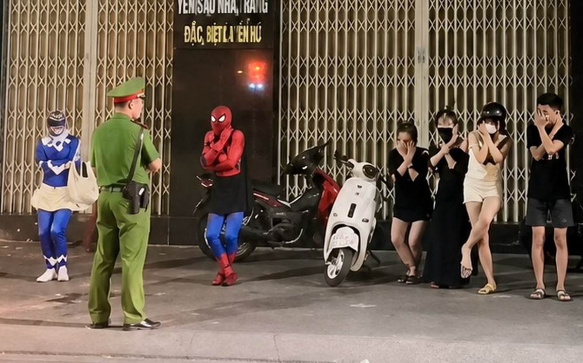 Hóa trang thành siêu nhân, người nhện 'đi bão', nhóm thiếu niên bị phạt 'thụt dầu'