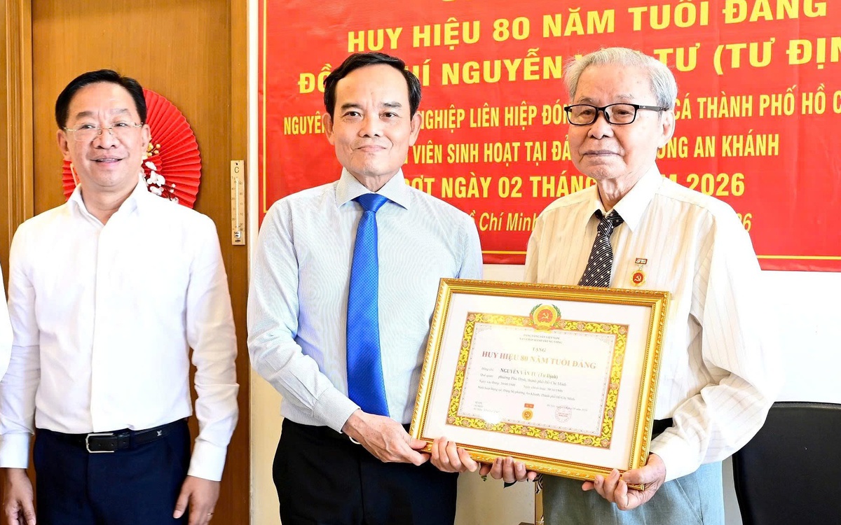 Bí thư Thành ủy TP.HCM Trần Lưu Quang trao Huy hiệu 80 năm tuổi Đảng đến 2 đảng viên cao niên