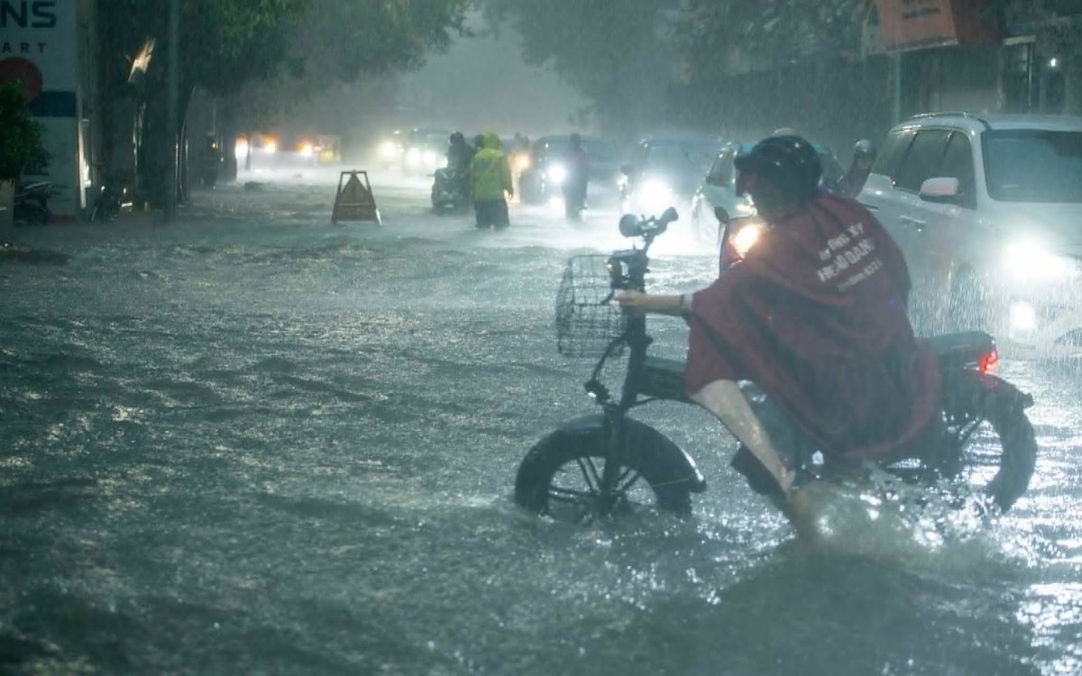 Hà Nội trời tối sầm, mưa lớn giờ tan tầm