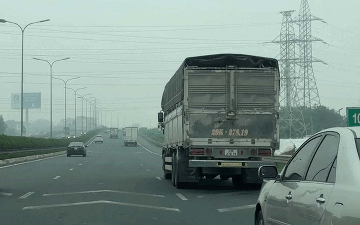 Đang giữ khoảng cách an toàn, xe phía trước phanh gấp hoặc xe khác chen ngang, tài xế có bị phạt?