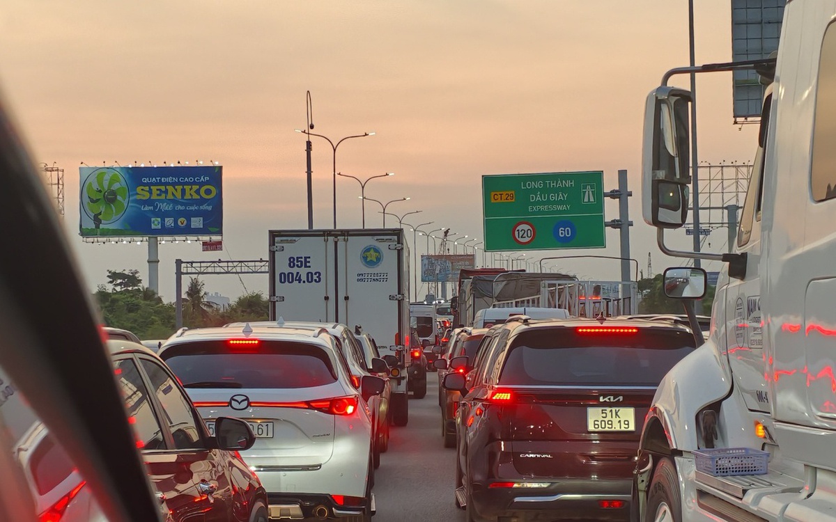 Giáo viên dạy lái xe 'mách nước' cách đo khoảng cách trên cao tốc để không bị phạt