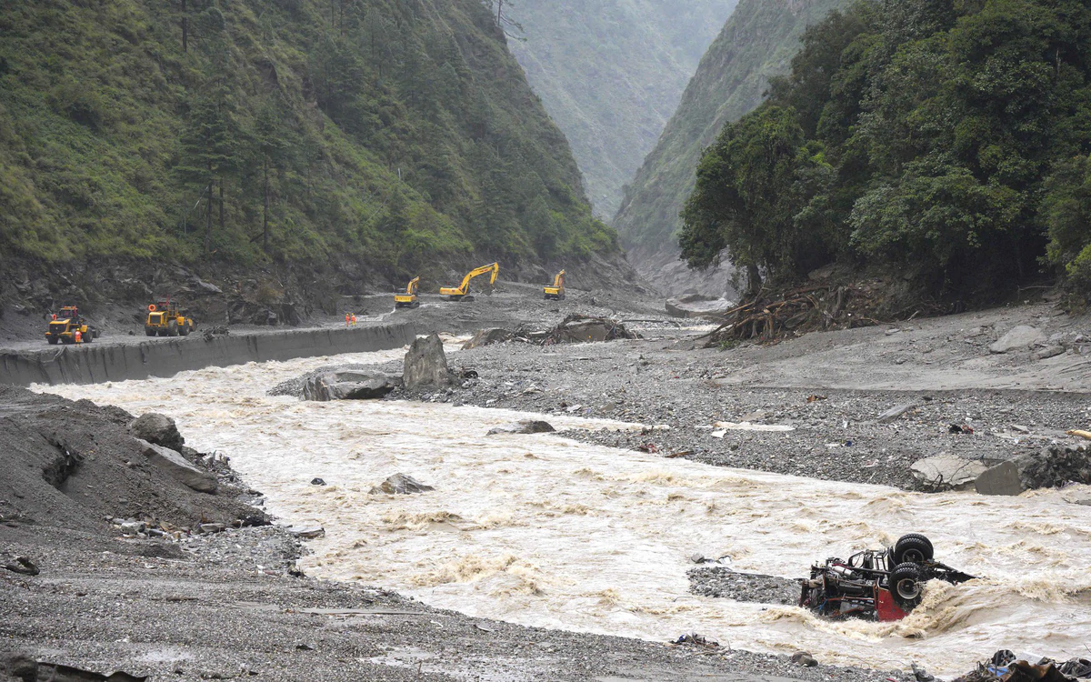 Trung Quốc nối lại cứu hộ thảm họa lũ quét ở biên giới với Nepal