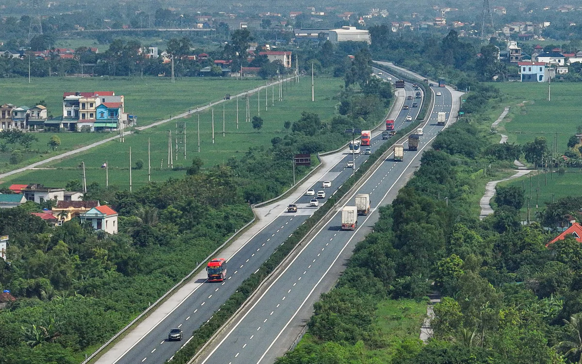 Cho xe đi ngược chiều khi xảy ra ùn tắc trên cao tốc cửa ngõ Hà Nội