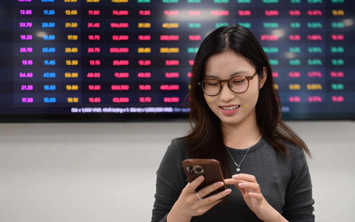 VN-Index tăng 0,56 điểm, SSB và POM kịch trần phiên 28/8