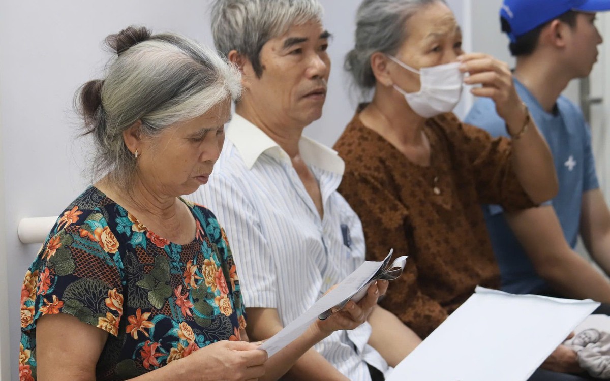 Có bảo hiểm y tế, người dân vẫn tự chi trả cao: Làm sao giảm gánh nặng?