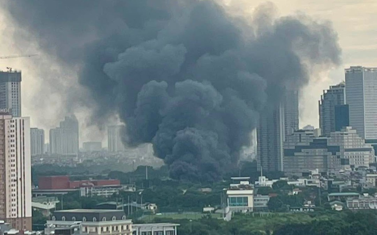 Gara ô tô bốc cháy ở Hà Nội, khói đen cuồn cuộn hàng trăm mét