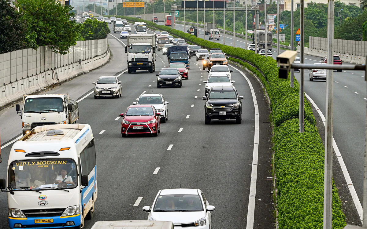 Ngày đầu nghỉ lễ, cao tốc Pháp Vân - Cầu Giẽ đông nghẹt nhưng tài xế bớt 'bám đuôi'